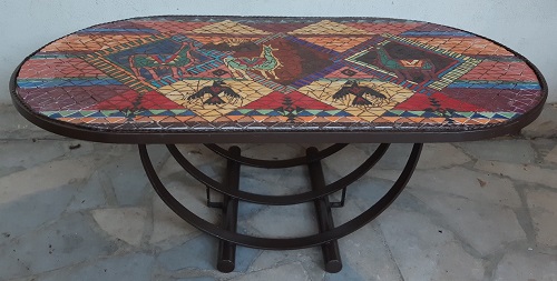 Table basse en mosaïque vue de profil avec des motifs lamas et condors réalisée en Emaux de Briare Harmonie